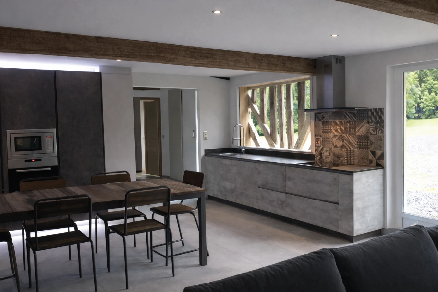 Mobiliario de cocina gris cemento